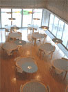 レストランのような丸テーブルを配した図書館内の画像